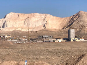 با وجود مخالفت اولیۀ ادارات شهرستان زرندیه در استان مرکزی و پیگیری و مخالفت محلی‌ها، ساخت سومین کارخانه سیمان منطقه با جدیت ادامه دارد